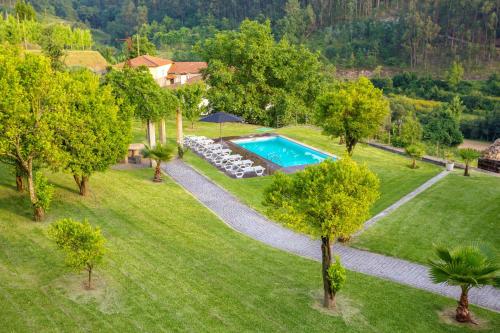 una vista aerea di un cortile con piscina di Welcoming Villa with Mountain View in Sobradelo da Goma a Várzea