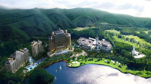 una vista aérea de un complejo y un lago en Mission Hills Hotel Resorts Dongguan, en Dongguan