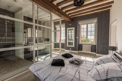 een slaapkamer met een groot bed en glazen wanden bij Maison de 5 chambres avec jardin clos et wifi a Mouterre Silly in Mouterre-Silly