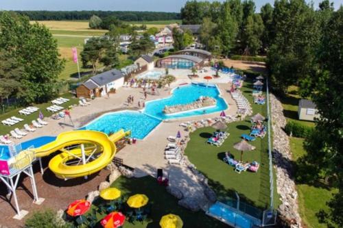 une vue aérienne d'un parc aquatique avec un toboggan aquatique dans l'établissement Bungalow confortable à Onzain avec piscine partagée, à Onzain