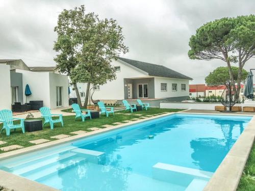 Bazén v ubytování One bedroom house with shared pool enclosed garden and wifi at Atalaia 3 km away from the beach nebo v jeho okolí