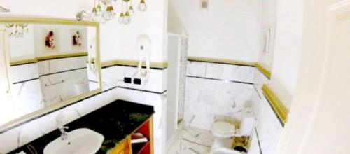 Baño blanco con lavabo y aseo en One bedroom apartement with wifi at Boca Chica, en Boca Chica