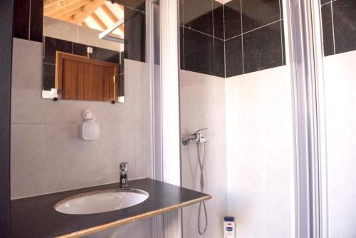 un baño con lavabo y espejo en Charming studio in Peniche – Sea view 40 m², en Peniche