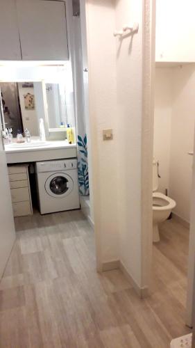 une salle de bain avec un lavabo et une machine à laver dans l'établissement Appartement accueillant à Mandelieu-la-Napoule 32 m² avec balcon, à Mandelieu-la-Napoule