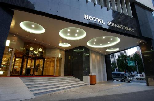 Η πρόσοψη ή η είσοδος του Hotel President