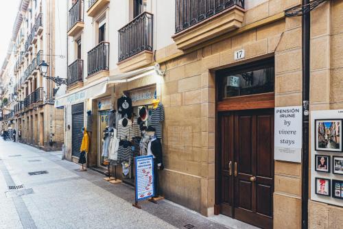 una calle con una tienda al lado de un edificio en Pensión Irune by Vivere Stays, en San Sebastián