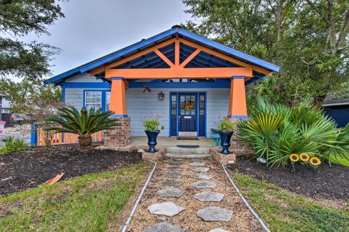 Κήπος έξω από το Downtown Ocean Springs Duplex with AandC 1 Mi to Beach
