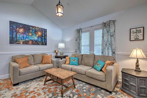 Χώρος καθιστικού στο Downtown Ocean Springs Duplex with AandC 1 Mi to Beach