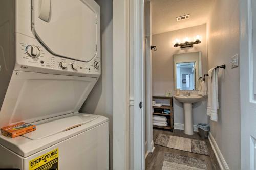 Φωτογραφία από το άλμπουμ του Downtown Ocean Springs Duplex with AandC 1 Mi to Beach σε Ocean Springs