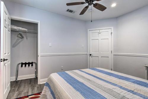 Ένα ή περισσότερα κρεβάτια σε δωμάτιο στο Downtown Ocean Springs Duplex with AandC 1 Mi to Beach
