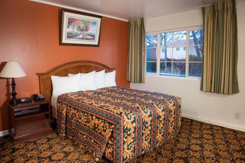 Кровать или кровати в номере Granada Inn