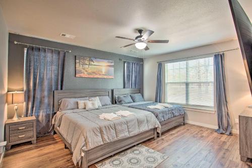una camera da letto con un letto e un ventilatore a soffitto di Lake Tawakoni Access Home with Game Room! a Hawk Cove