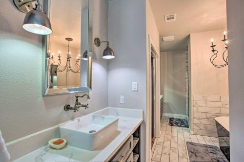 un bagno bianco con lavandino e specchio di Lake Tawakoni Access Home with Game Room! a Hawk Cove