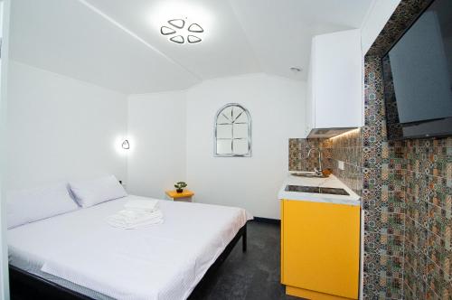 Llit o llits en una habitació de Apartments on Chaykovskogo 16