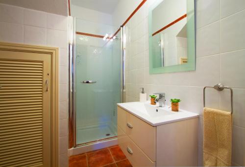 ein Badezimmer mit Waschbecken und Dusche in der Unterkunft Villa De La Cruz in Playa Blanca