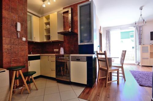 Kitchen o kitchenette sa Victus Apartamenty, Apartament Lumen