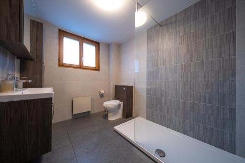 ナンダにあるChalet Christyの浴槽、トイレ、洗面台を備えたバスルーム