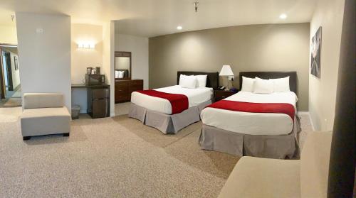 Säng eller sängar i ett rum på Redac Gateway Hotel Torrance