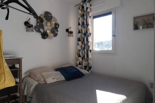 une petite chambre avec un lit et une fenêtre dans l'établissement Appartement T2 dans résidence avec piscine et tennis, à Saint-Raphaël