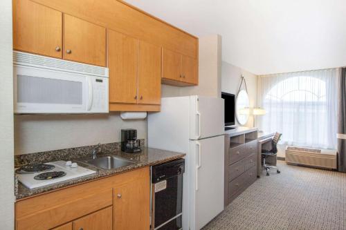 a small kitchen with a sink and a microwave at Hawthorn Suites by Wyndham Livermore in Livermore
