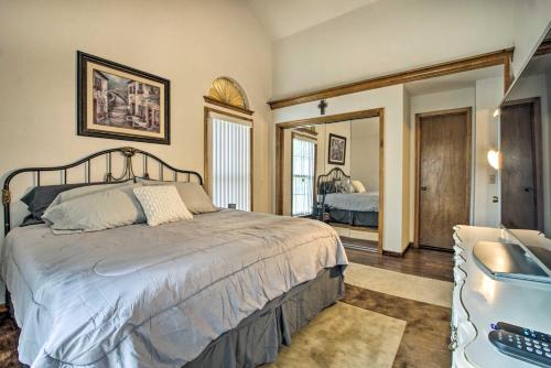 Un pat sau paturi într-o cameră la Shawnee Condo Less Than 10 Mi to Downtown Kansas City!