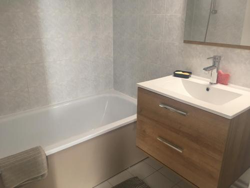 une salle de bain avec un lavabo et une baignoire et un lavabo dans l'établissement Appartement T2 dans résidence avec piscine et tennis, à Saint-Raphaël