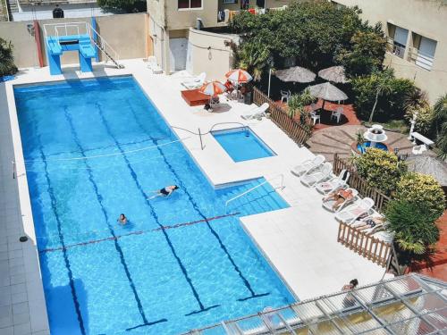 - une vue sur la piscine avec des baigneurs dans l'établissement San Remo Resort Hotel, à Santa Teresita
