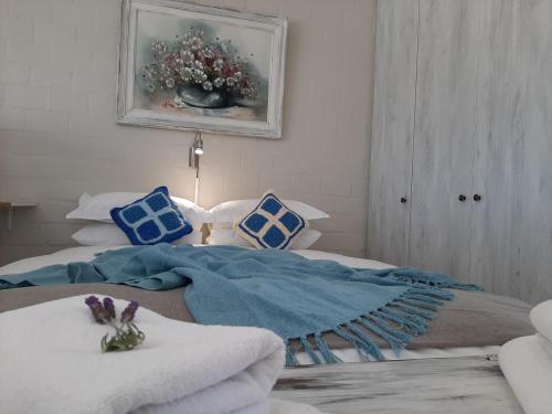 Una cama o camas en una habitación de WestBed