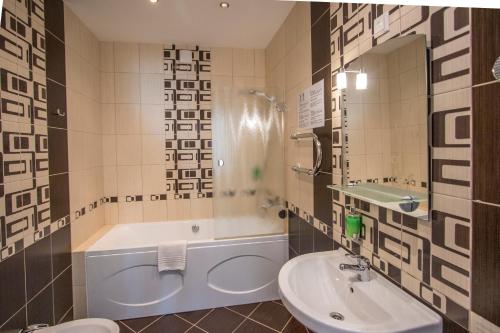 Vonios kambarys apgyvendinimo įstaigoje Hotel BEST with FREE PARKING