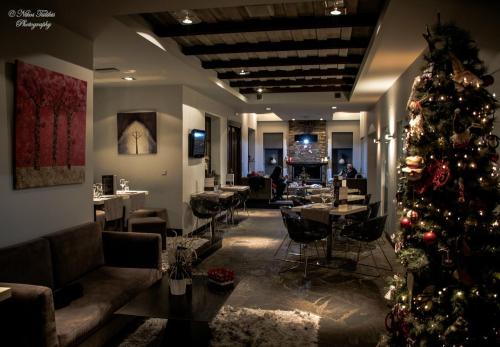 uma árvore de Natal numa sala com um restaurante em Κonitsa Gefyri hotel em Konitsa