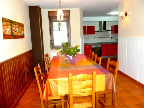 ein Esszimmer mit einem Tisch und Stühlen in einer Küche in der Unterkunft Casa rural Navarra cerca del nacedero del Urederra Belastegui in Eulz