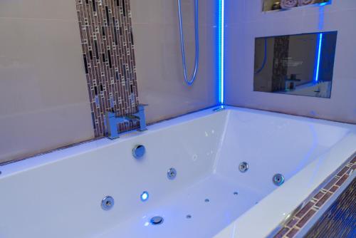 Bilik mandi di Aphrodite Suites Huddersfield