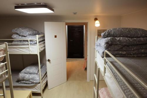 Uma ou mais camas em beliche em um quarto em Jinho's Guest House