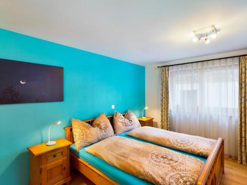 采爾馬特的住宿－Welcome，蓝色的卧室,配有床和蓝色的墙壁