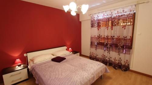 Een bed of bedden in een kamer bij Apartments Duda