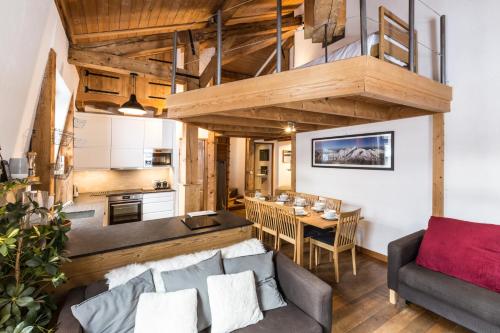 un salon avec un canapé et une table dans l'établissement Apartment Vila 2 - Charming 2 Bedroom Haven in Chamonix, à Chamonix-Mont-Blanc
