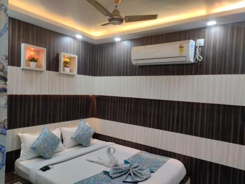 a room with a bed and a air conditioner at HOTEL CENTRAL SQUARE "A Couple Friendly Hotel" in Muzaffarpur