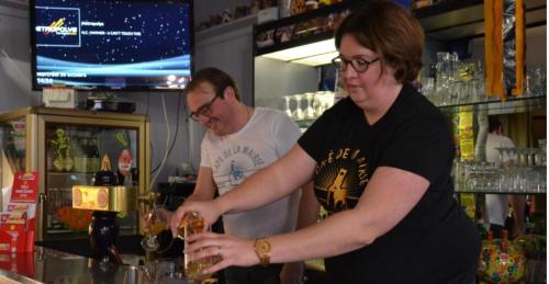 a man and a woman standing at a bar making drinks at Deux studios centre village Loft ou cosy Studio-Cosy in Brouckerque