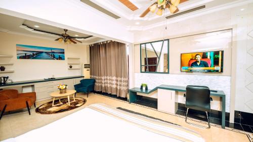 sala de estar con sofá, mesa y sillas en Lantana Hotel, en Dar es Salaam