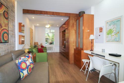a living room with a couch and a table at Studio Top Ipanema in Rio de Janeiro