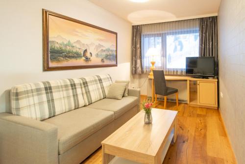uma sala de estar com um sofá e uma mesa em Damülser Horn em Damüls