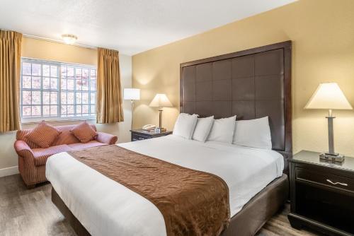 Un pat sau paturi într-o cameră la Americas Best Value Inn and Suites Flagstaff
