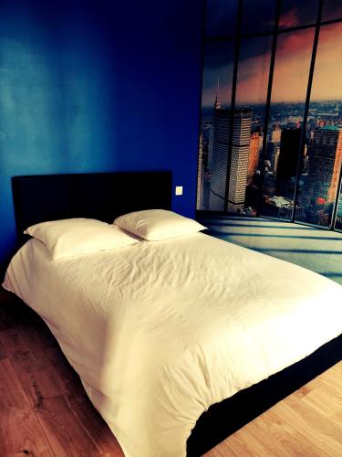 - une chambre avec un grand lit et une vue sur la ville dans l'établissement T2 Lounge & Design - Toulouse Centre Ramblas, à Toulouse