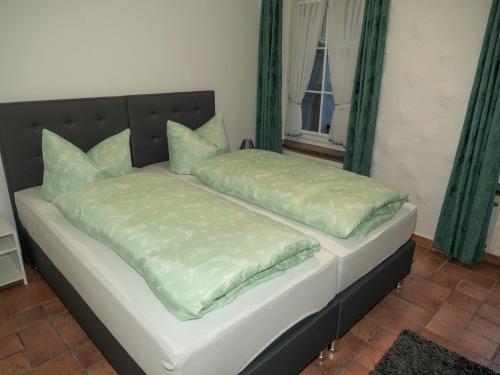 Una cama o camas en una habitación de Ferienwohnungen Hirschen Lottstetten