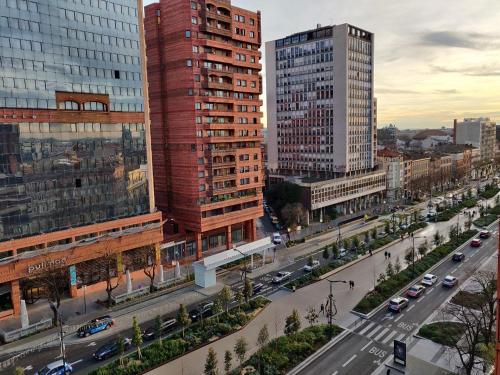 une ville avec de grands bâtiments et une rue avec des voitures dans l'établissement T2 Lounge & Design - Toulouse Centre Ramblas, à Toulouse