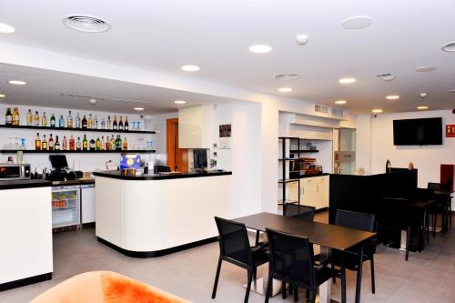 Lounge alebo bar v ubytovaní 6 Bis HOTEL