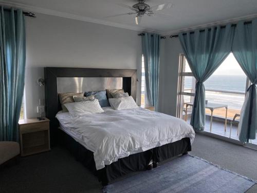 ウィルダネスにあるwilderness oceanviewの海の見えるベッドのある寝室
