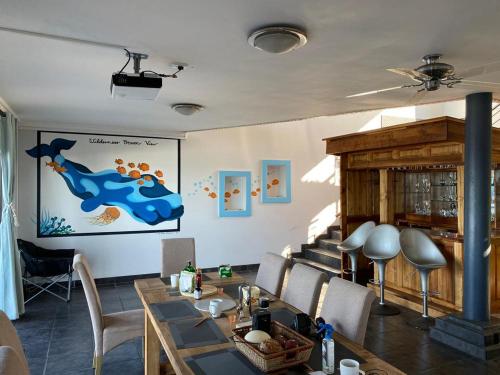 ウィルダネスにあるwilderness oceanviewのテーブルと暖炉のあるダイニングルーム