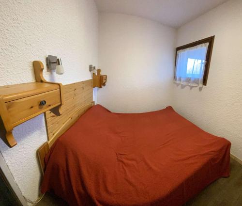 una camera con letto rosso e finestra di Boost Your Immo Le Césier Risoul 411 a Risoul