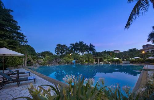 Bazén v ubytování Hillview Golf Resort Dongguan nebo v jeho okolí